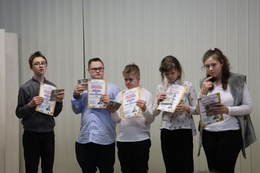 Inscenizacja z udziałem uczniów wieluńskich szkół w Bibliotece Miejskiej - dotyczyła Nagrody Nobla